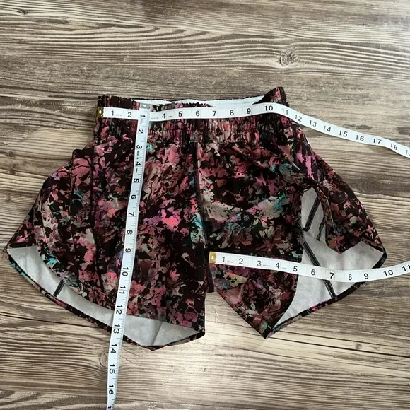 Lululemon Track That Mid-Rise Lined Short 5" Stencil Blossom Red Multi Size 4 - Picture 8 of 8